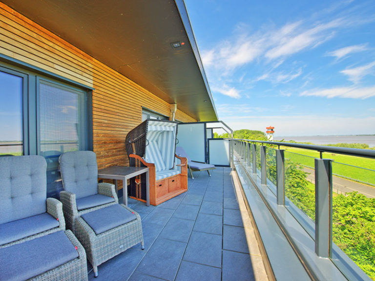 balkon-mit-blick-auf-die-elbe-segelmacher-suite-2021
